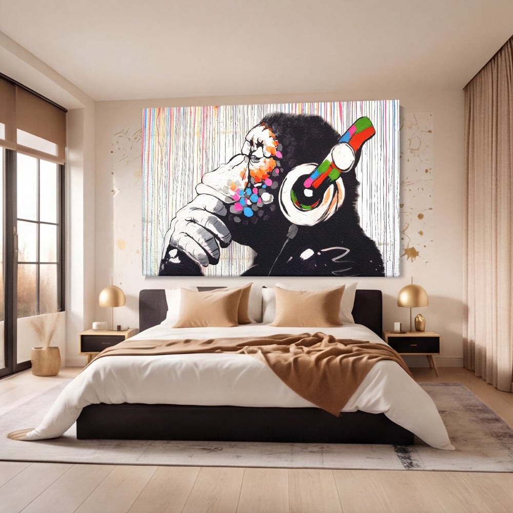 Tablou canvas cu tablou canvas cu maimuta dj, fara rama, pe sasiu de lemn, pe perete intr-un dormitor